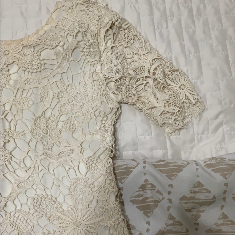 Lace cream dress - Picture 3 of 4